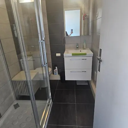 Charming With Private Parking Apartman